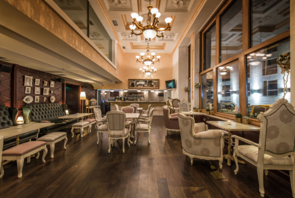 Cafe modern dan mewah dengan tema retro-chic